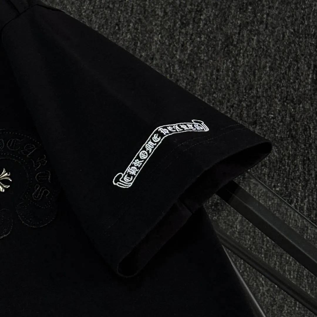 P180 Chrome Hearts Chrome Hearts 25 high version. The fabric is made of 300g high-density pure cotton. It does not deform or shrink. It has three labels. It is the same style for men and women. Technology: patch embroidery + original development hardware. Color: white, black, pink. SIZE: S-XL